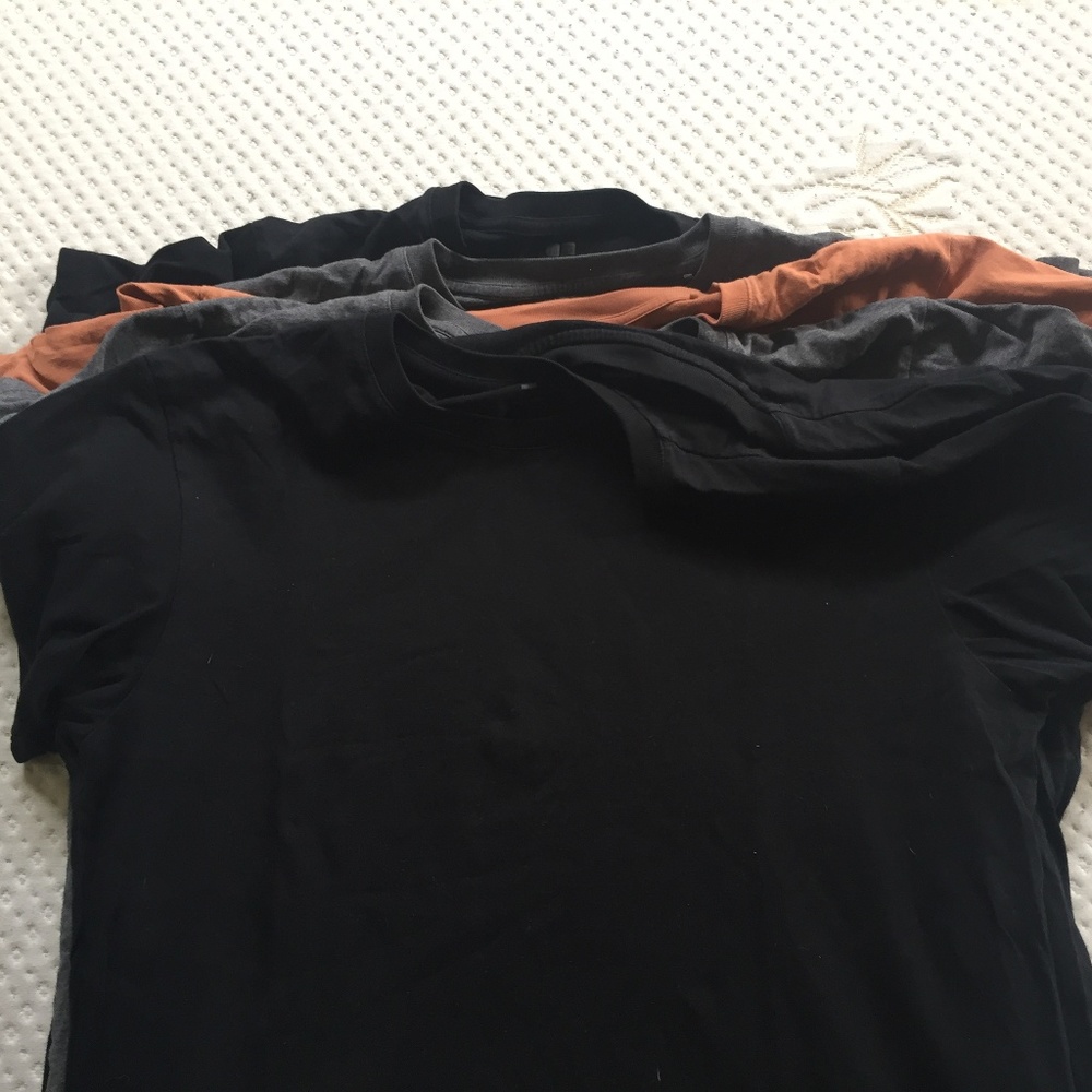 7 Uniqlo Men's t-shirts size medium black, gray